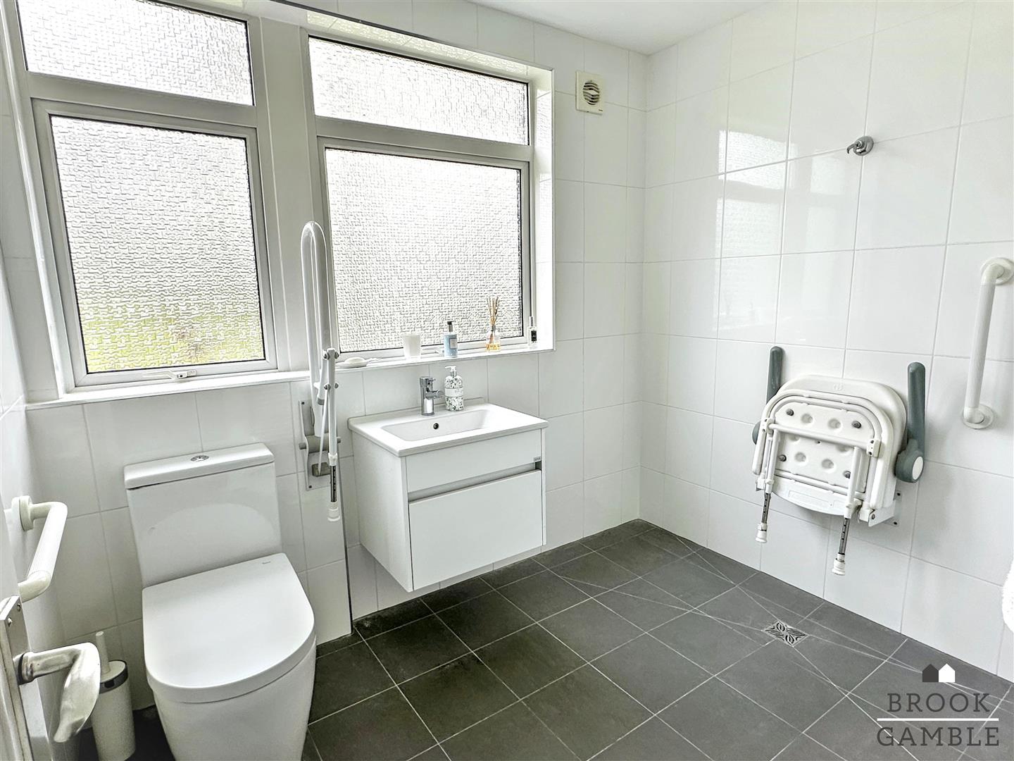 2 Bedroom Flat. Compton Place Road in Eastbourne,  12
